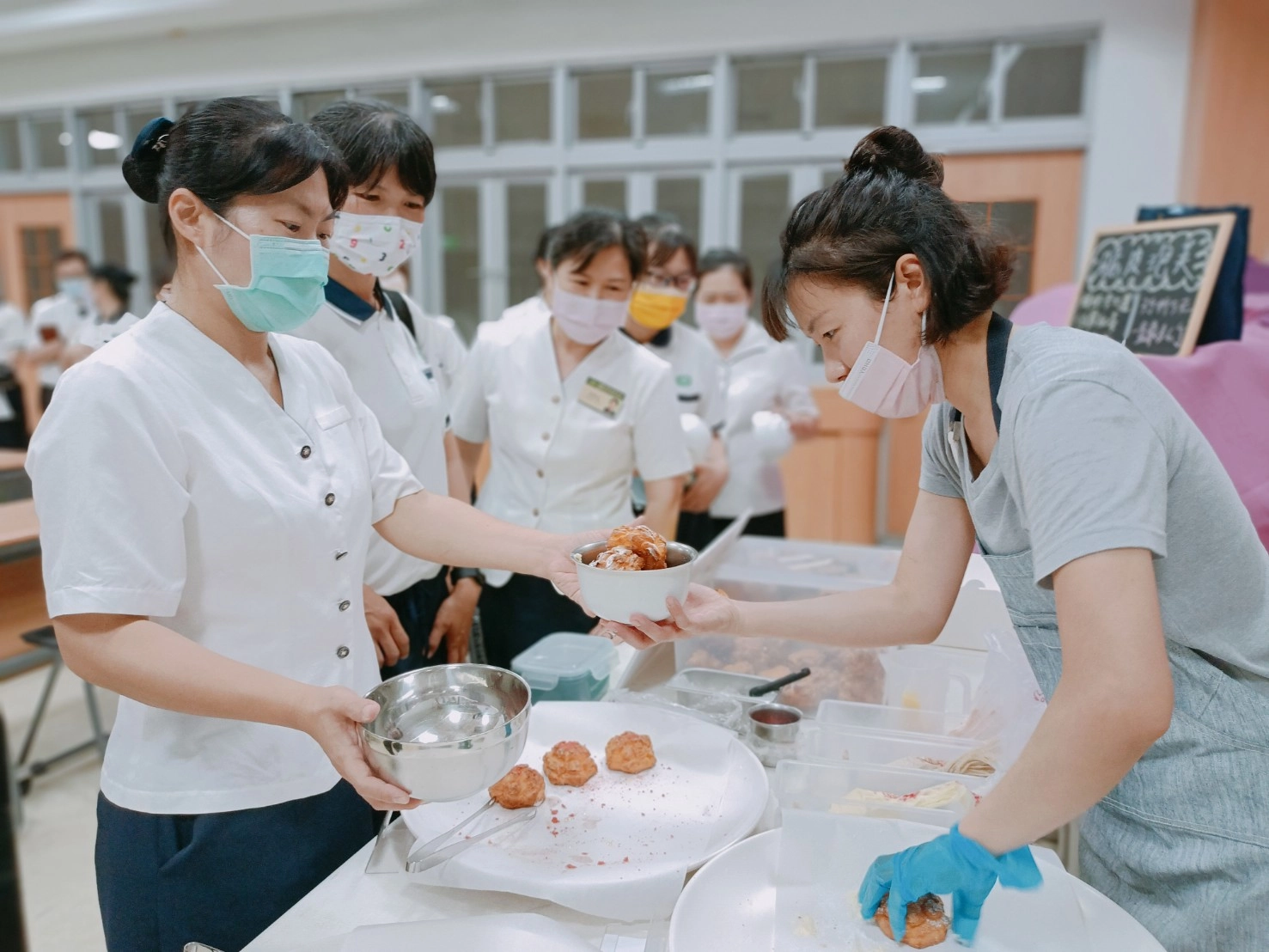 校友開設的蔬食泡芙餐車也特地入校為老師們擺攤,創造生活的甜蜜小確幸。(林育吟 攝)