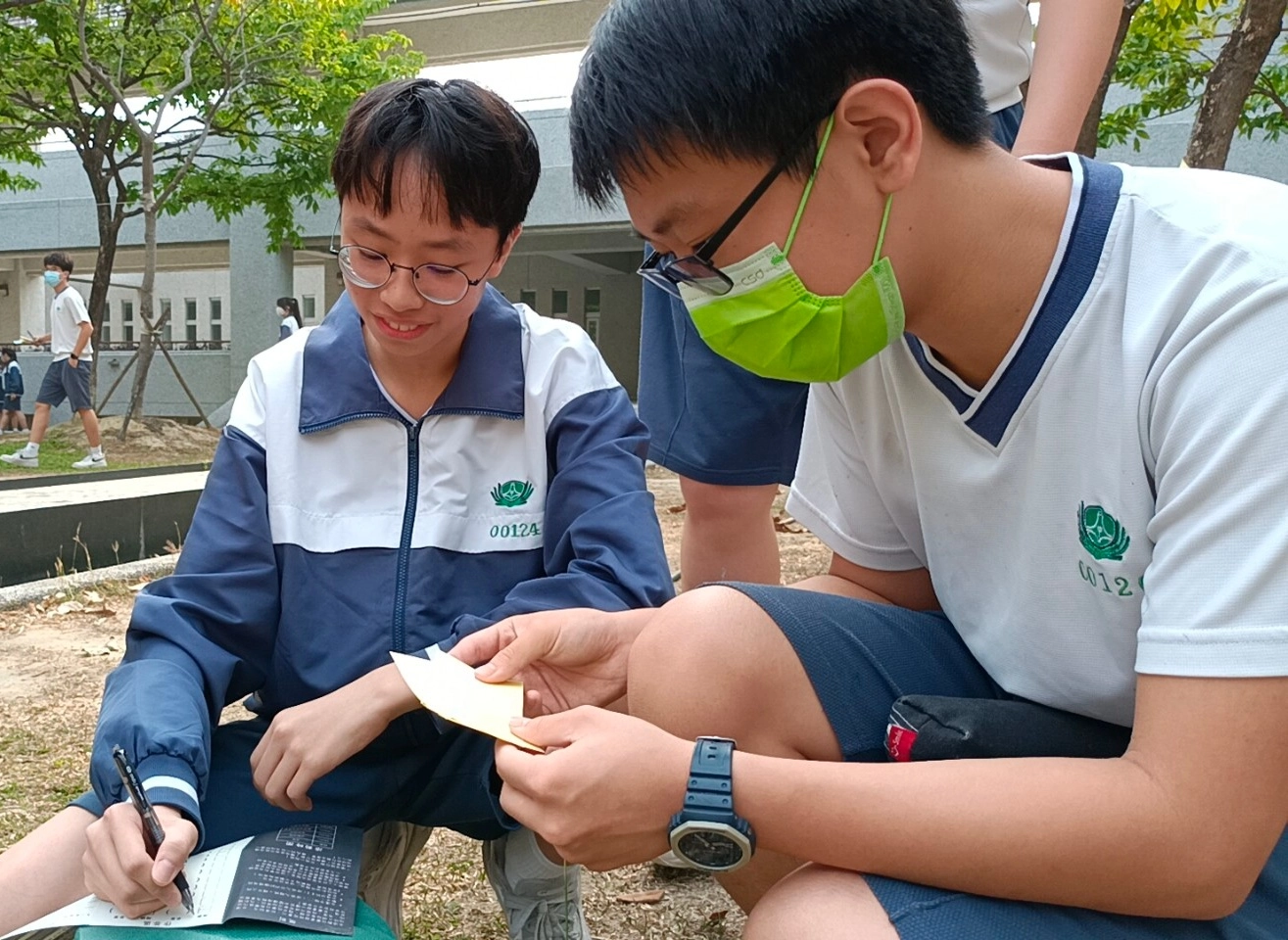 學生要找尋藏在校園中的題目條,並找出正確的答案。(林育吟 攝)