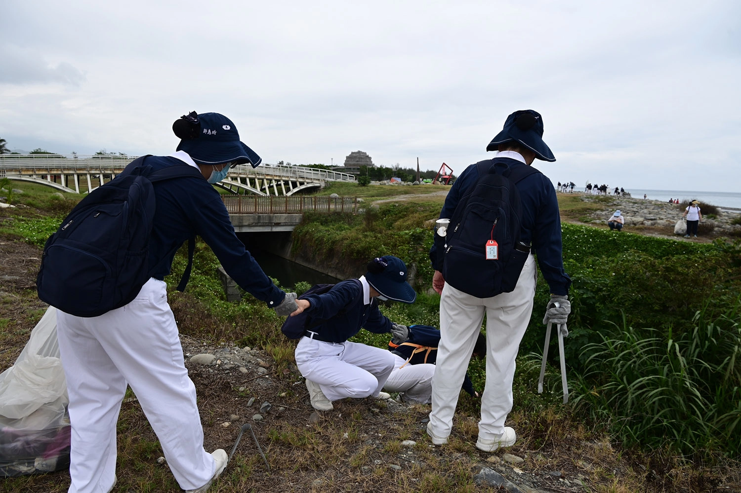 台東慈濟志工響應企業在台東縣海濱公園舉辦的淨灘活動。(攝影:陳信安)