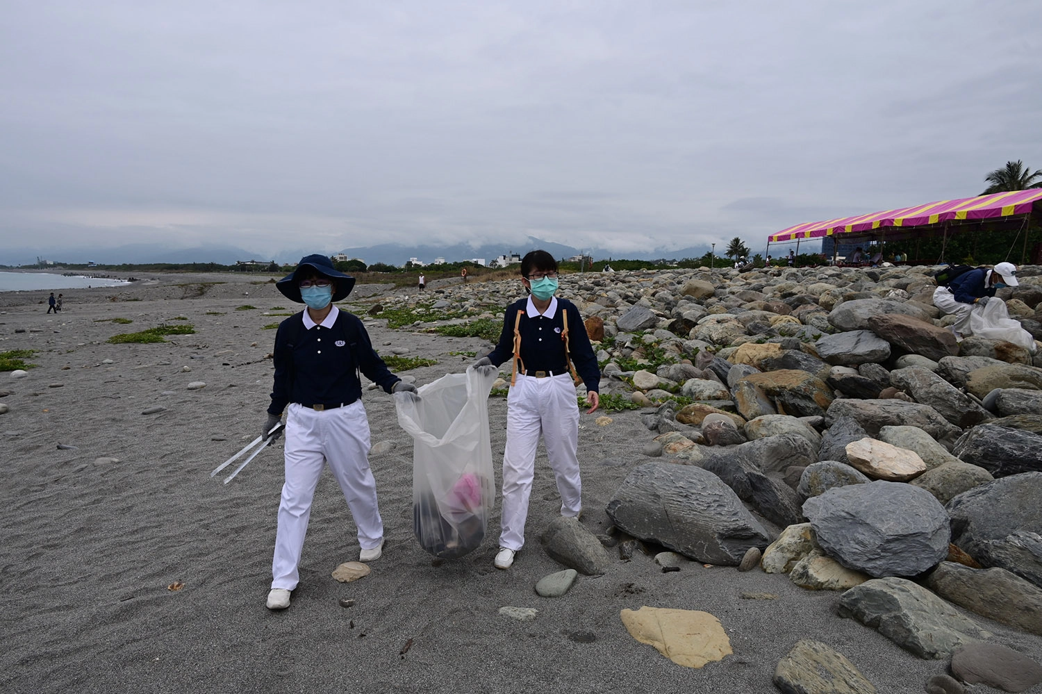 台東慈濟志工響應企業在台東縣海濱公園舉辦的淨灘活動。(攝影:陳信安)