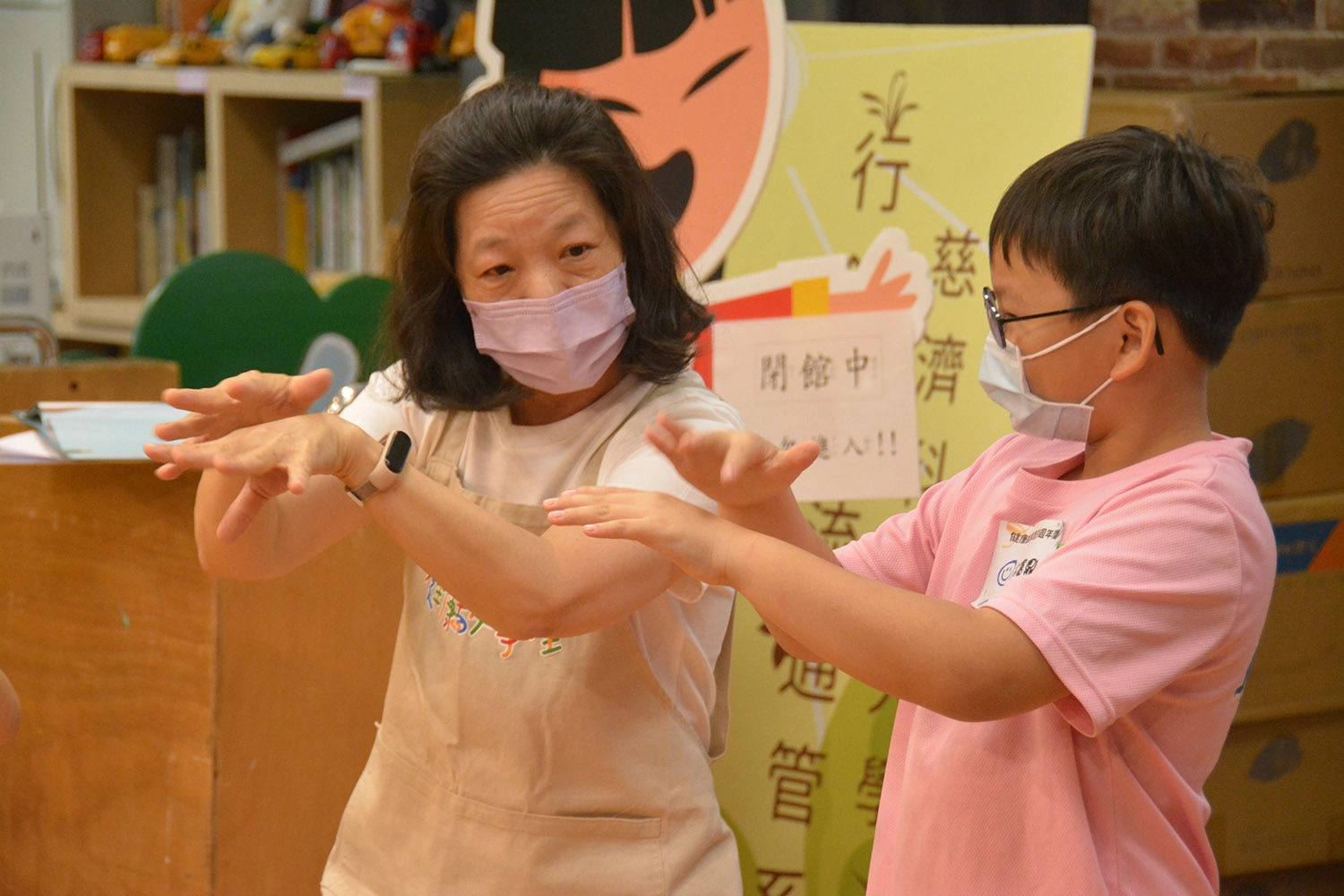 小朋友積極與繪本老師互動。