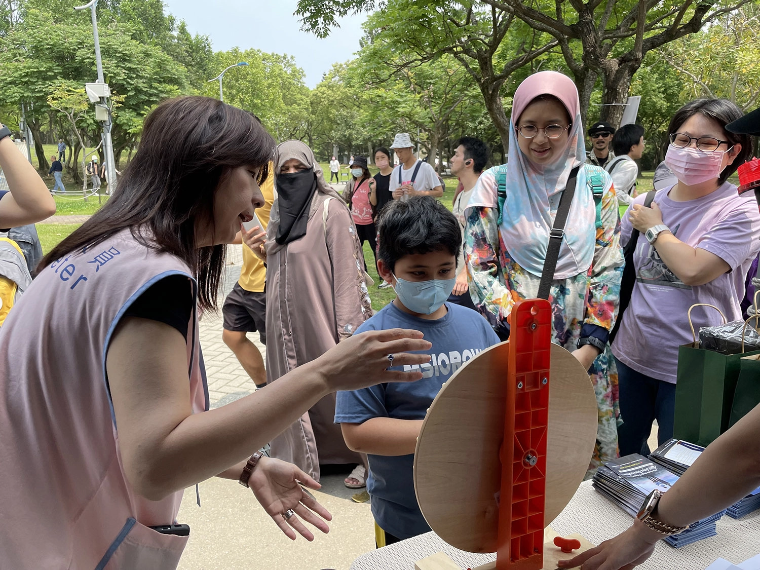 移民署邀請印尼語通譯擔任攤位問答遊戲關主,與穆斯林家庭同歡。
