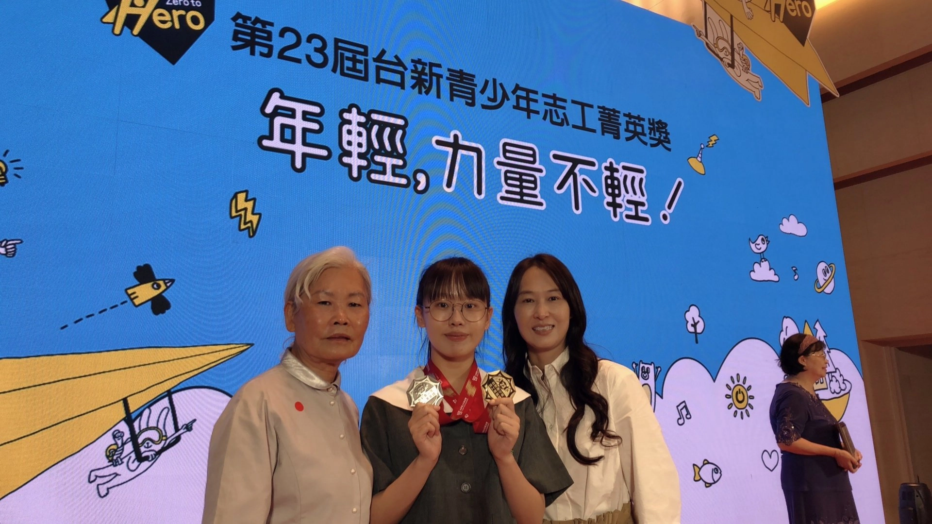 身為慈濟第三代,感恩慈濟志工的奶奶(左一 莊慈育師姊)與媽媽總是以身作則。