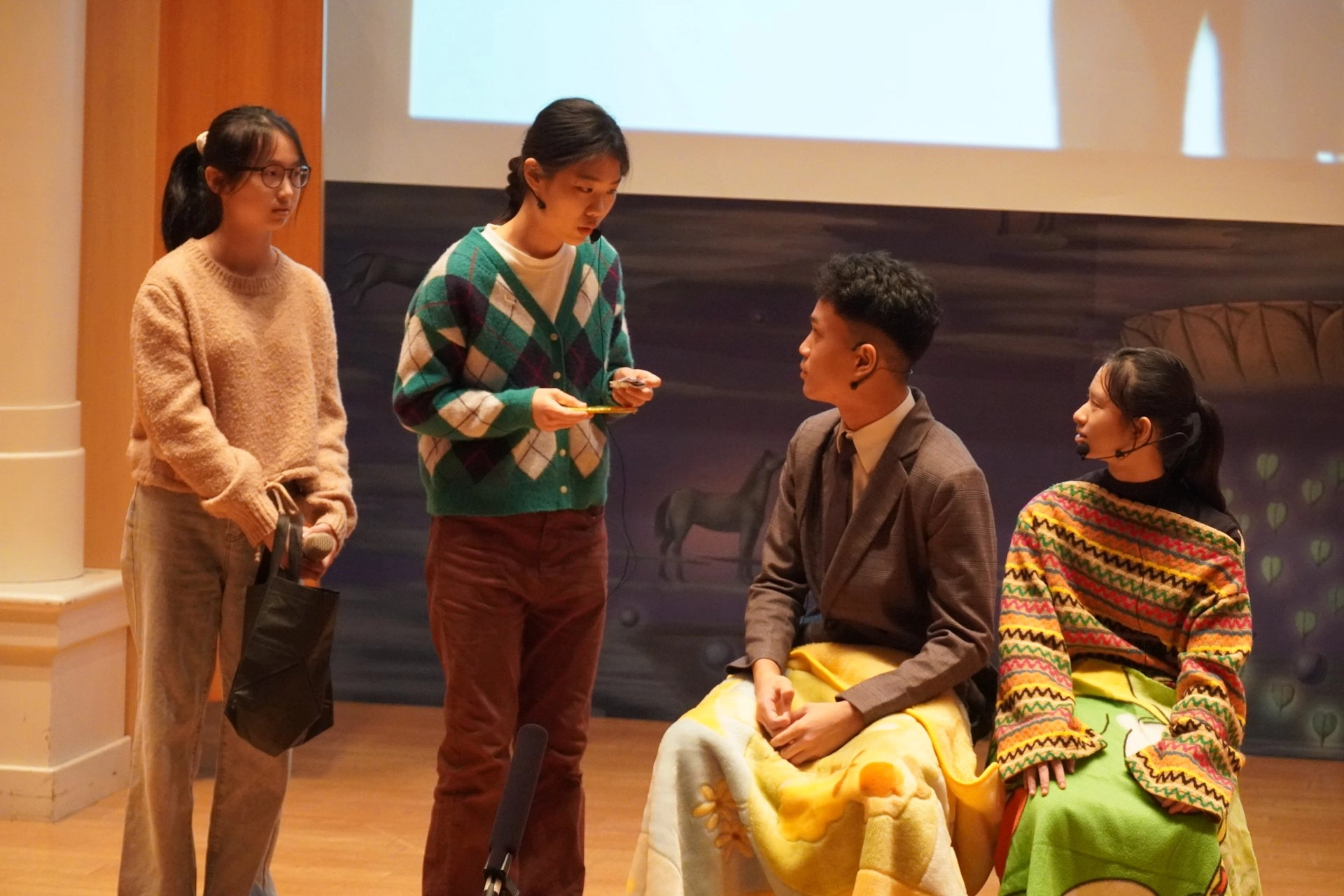 高二雙語實驗班英語話劇演出,展現多元的英語學習成果。