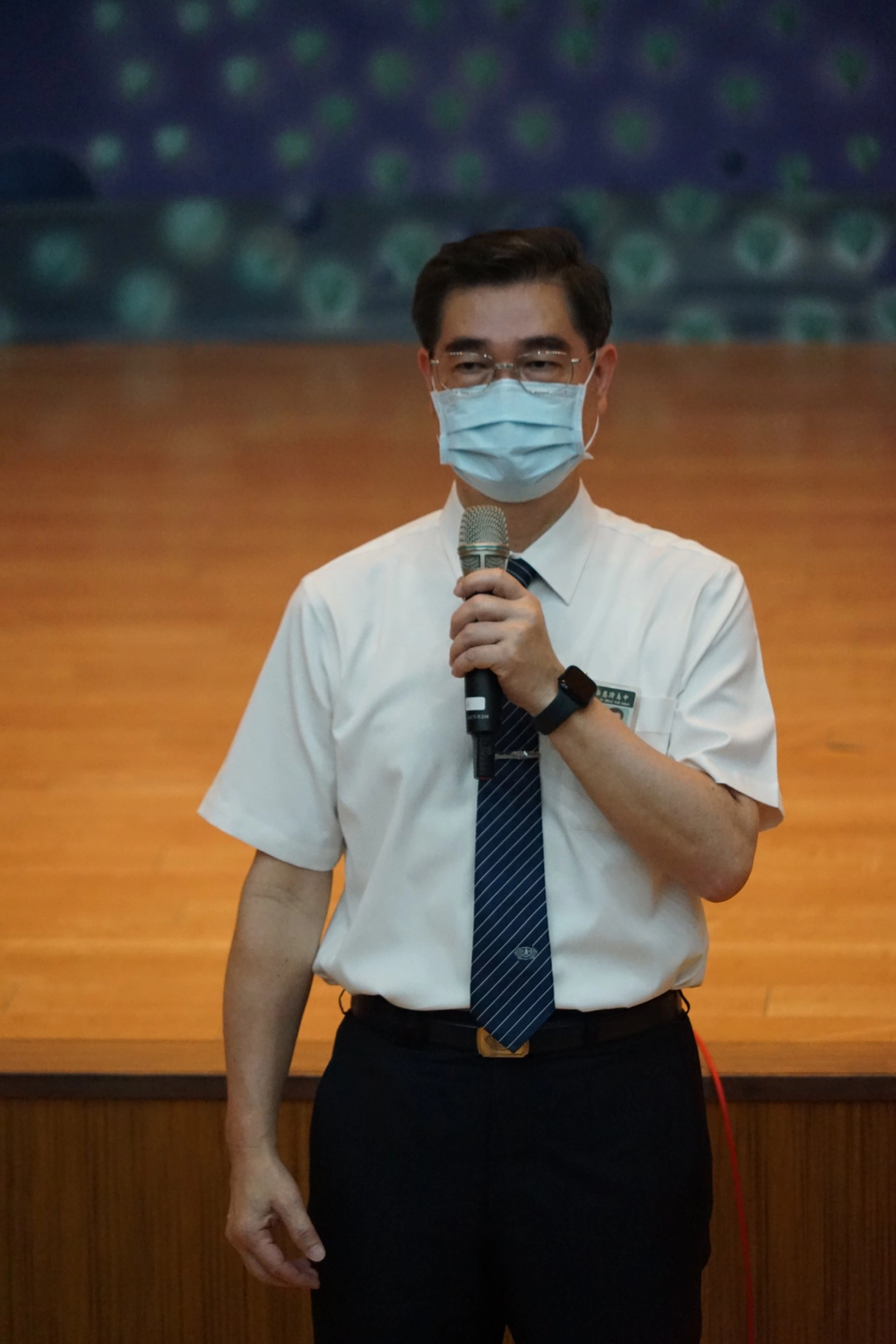 校長姚智化蒞臨觀賞演出,強調英語學習與品格教育的重要性。