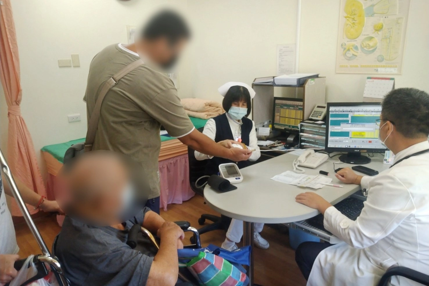 花蓮慈院醫事室醫事服務組股長張家琪說,現在虛擬健保卡功能也可以綁定在家人的手機,透過授權使用機制給同住或非同住的其他家屬或陪病者,只要出示虛擬健保卡即可看診。