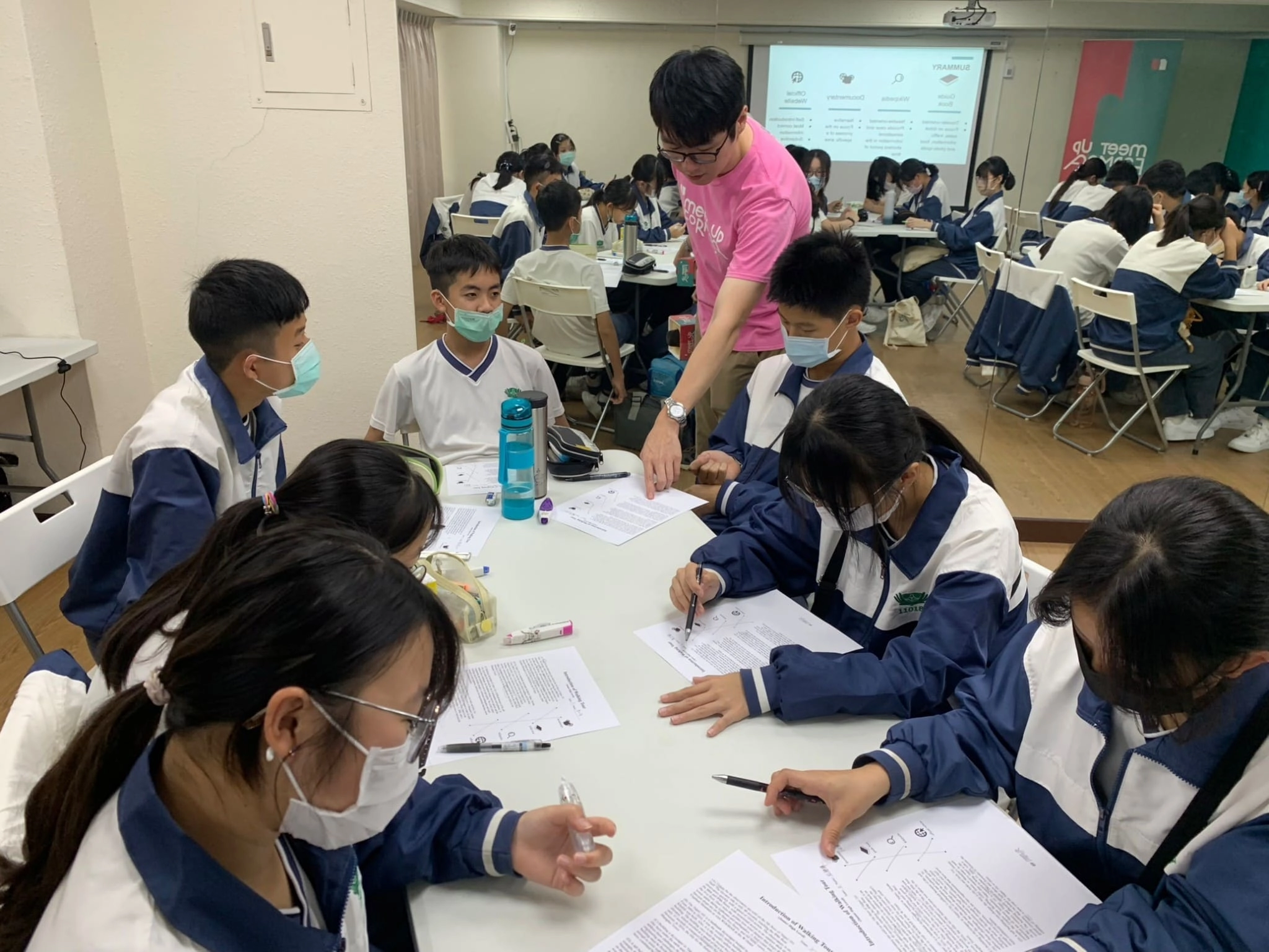 Jason老師透過學習單與任務引導學生，如何構築出城市導覽時，所需要的資源。