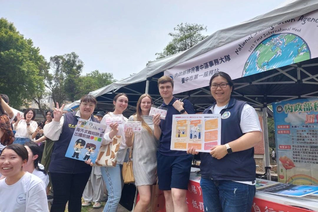 移民署同仁參與東海大學2023國際週,設攤宣導境外生在臺切身相關之法令規定