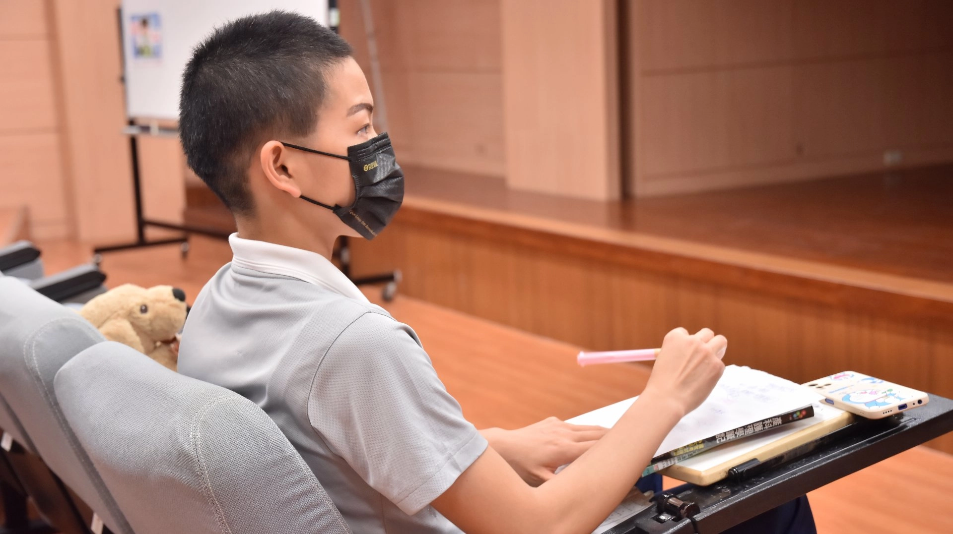 學生認真聆聽,紀錄重點。