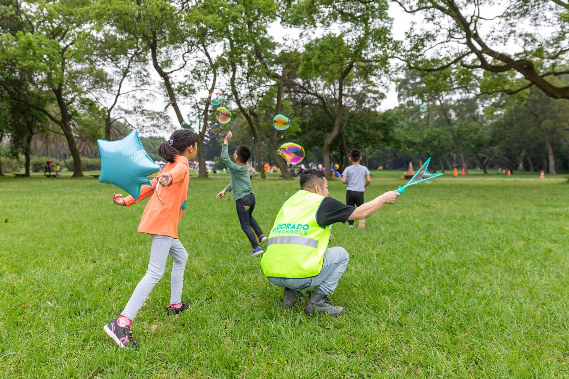易度企業員工以部門為單位,共資助關懷5名孩童。這天業務部馬克叔叔作為代表,陪伴部門長期關懷的資助童蕎蕎烤肉、跑步、吹泡泡,共度難忘時光。(台灣世界展望會提供)