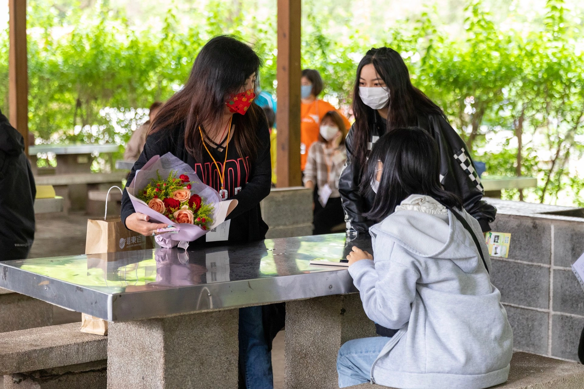 資助人劉雪薏帶著女兒與資助童薇薇相會,兩位年齡相仿的女孩一見如故。(台灣世界展望會提供)