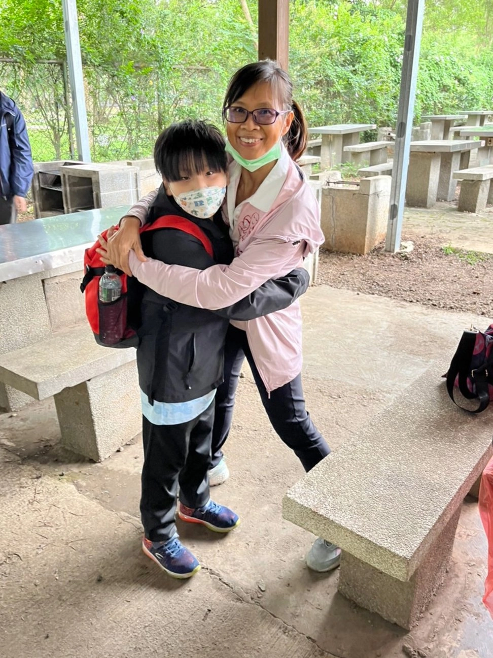資助人陳淑華擔任小華的一日資助人,兩個愛畫畫的人共度充滿歡笑的一天。(台灣世界展望會提供)