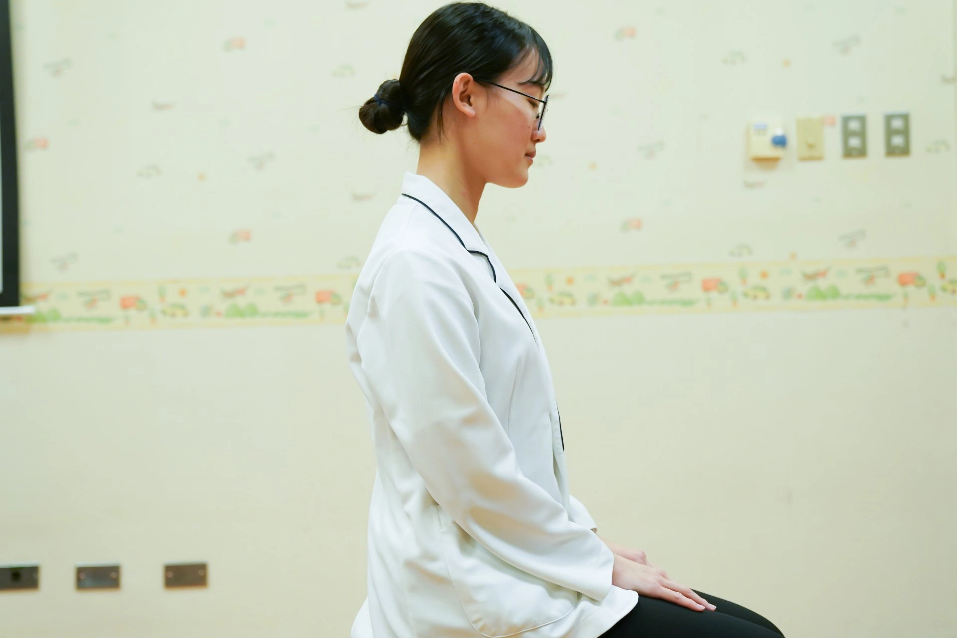 兩側肩胛骨往中間夾,視個人情況可搭配將手臂往後拉伸。