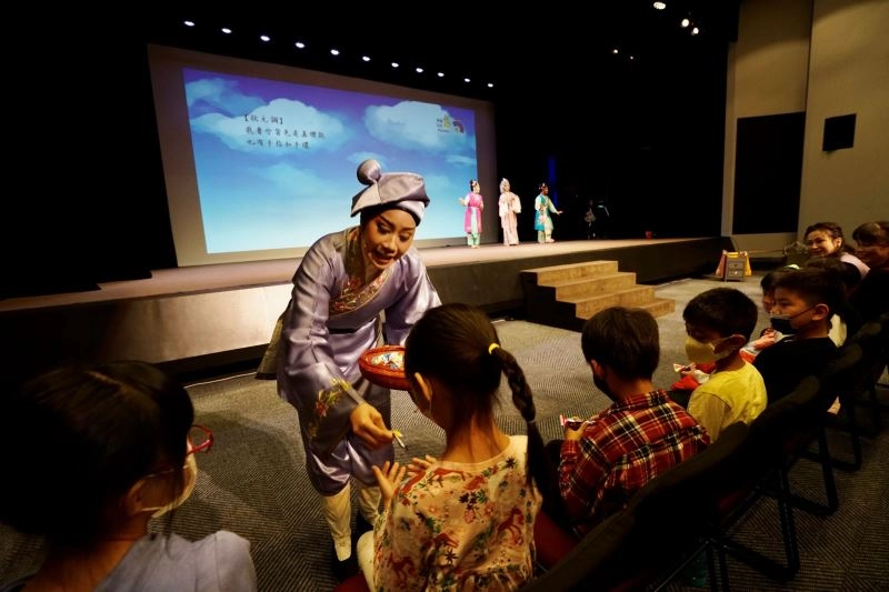 薪傳歌仔戲劇團團員演出時和與會的新北市秀朗國小學童進行互動,小朋友反應熱烈。