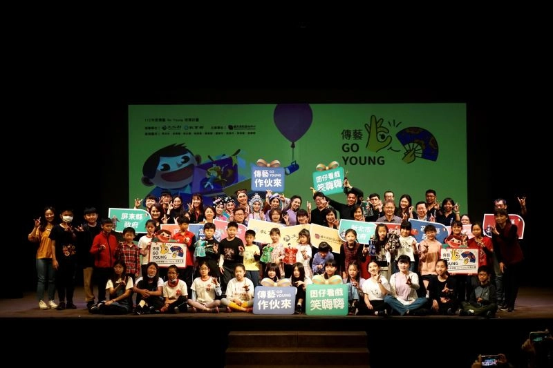 傳藝Go Young作伙來 囝仔看戲笑嗨嗨,文化部政務次長李靜慧、教育部司長武曉霞、傳藝中心主任陳悅宜、參與今日記者會演出的演員、全台9縣市的代表以及秀朗國小學童們一起合影
