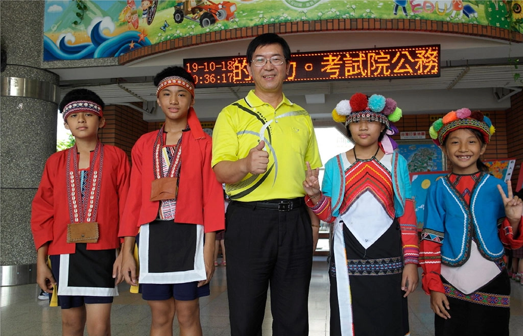 和睦國小鄒族日,陳振興校長與鄒族原住民同學合影。