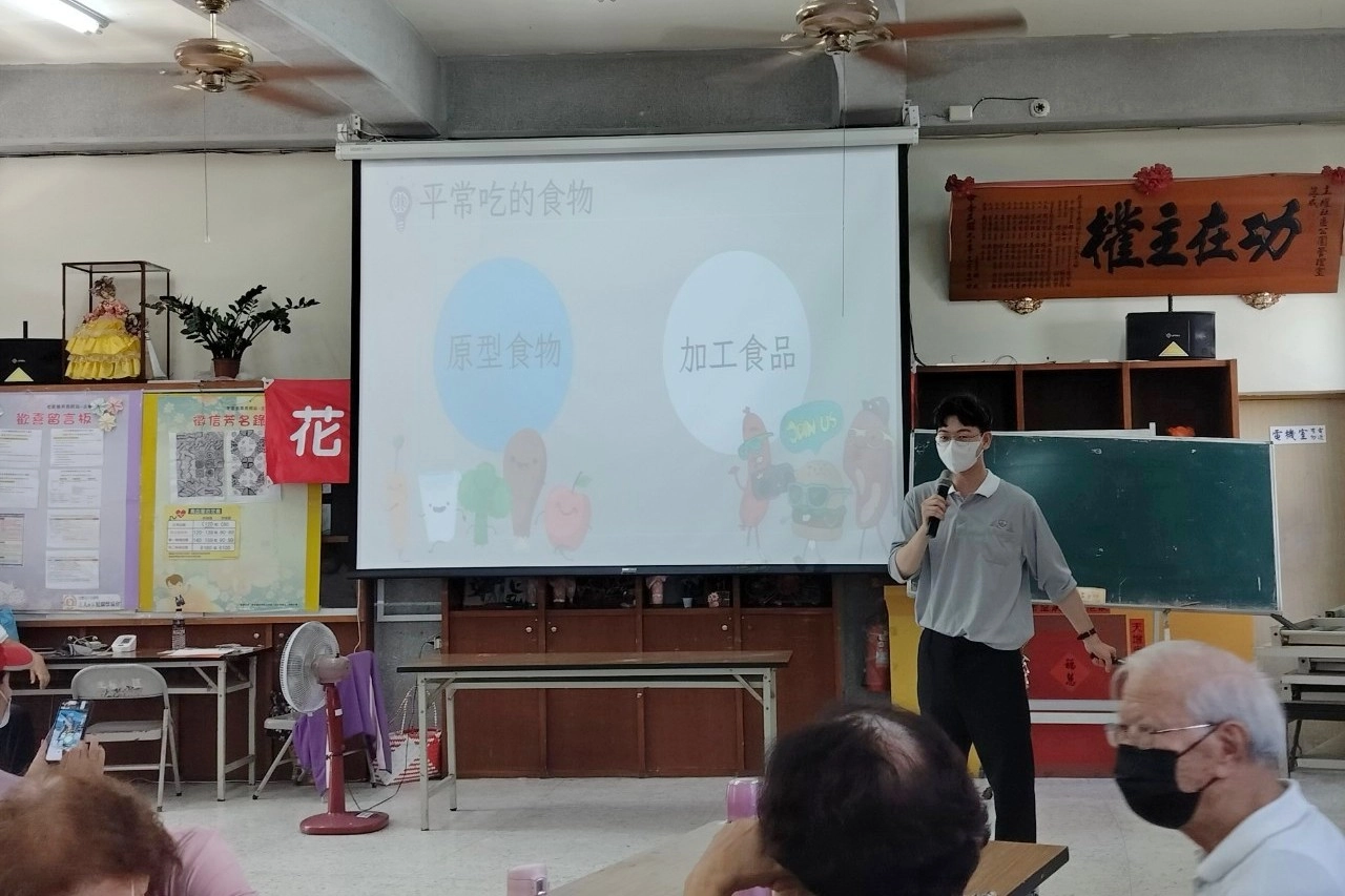 慈濟大學公共衛生學系的實習生,結合社區實作與課堂理論,以四週的時間先實地訪查了解社區據點長輩的需求,進而打造專屬的健康課程。