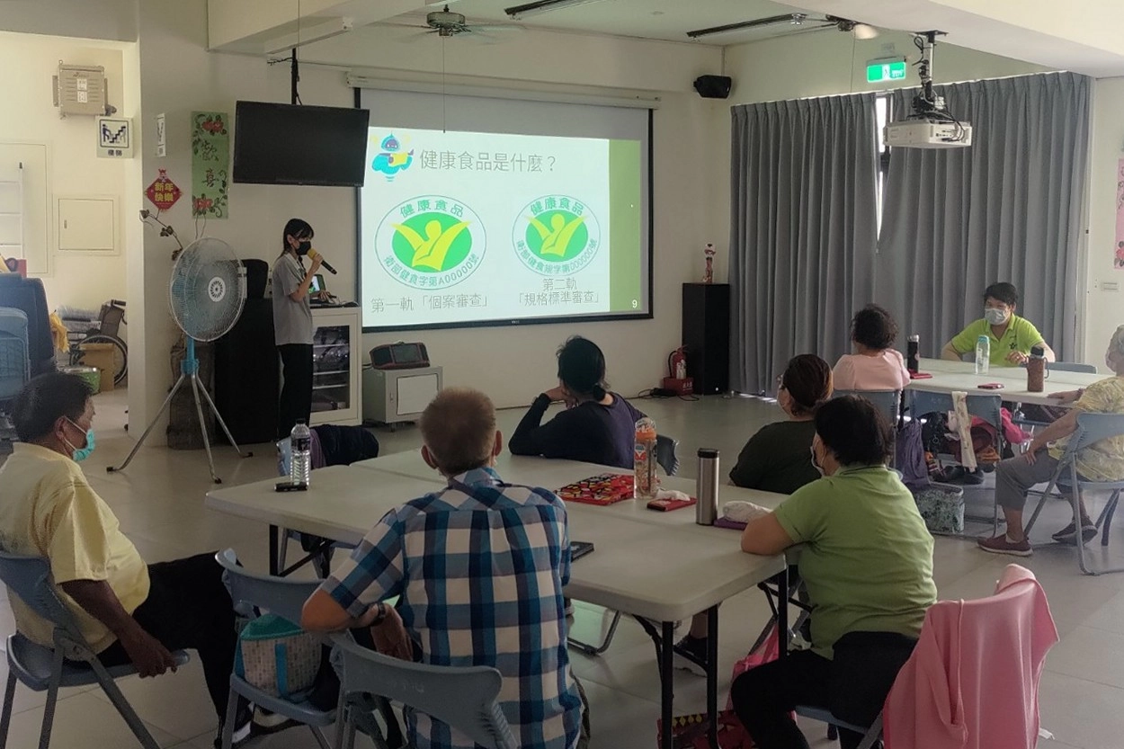 慈濟大學公共衛生學系的實習生,結合社區實作與課堂理論,以四週的時間先實地訪查了解社區據點長輩的需求,進而打造專屬的健康課程。