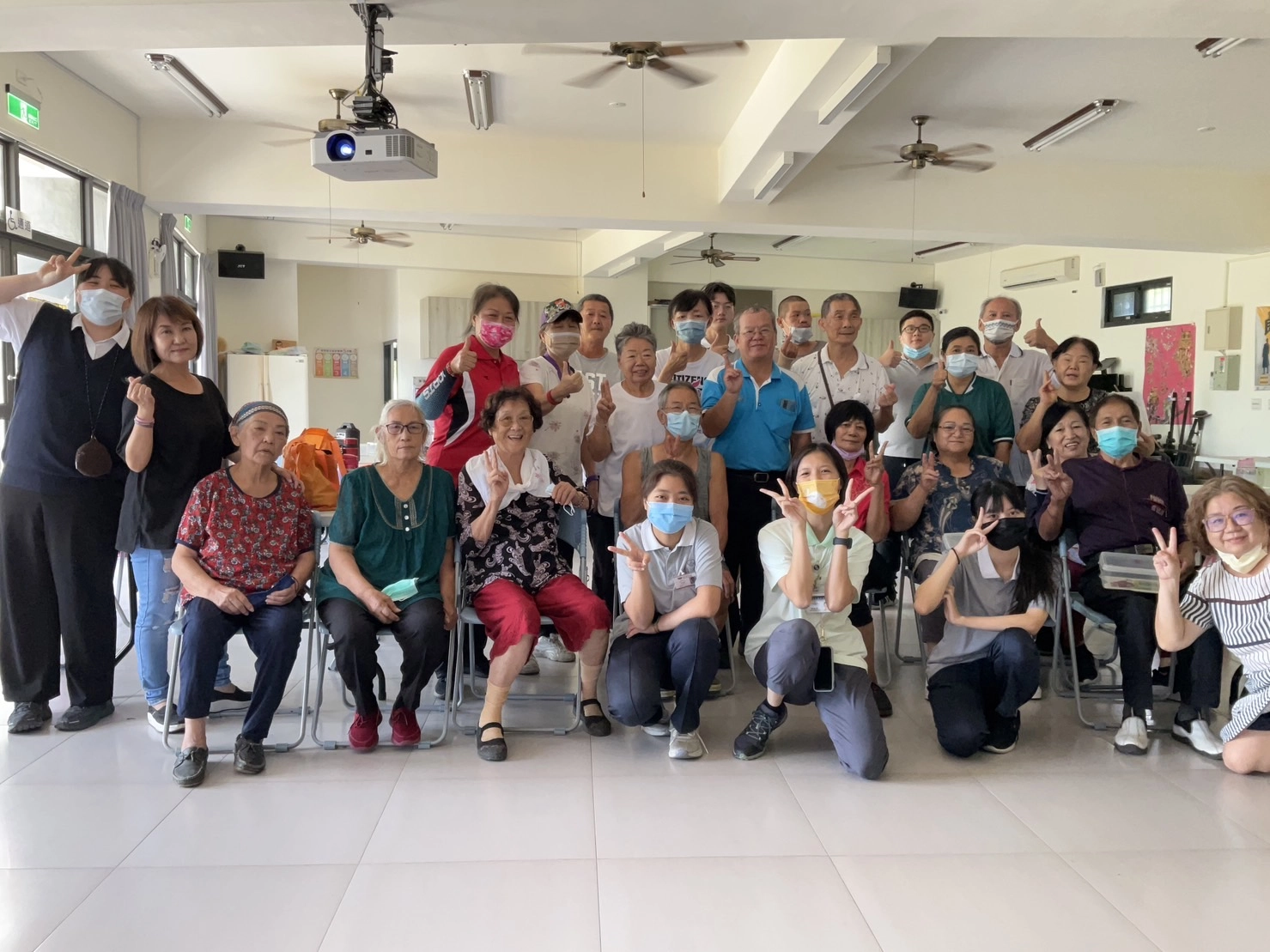 花蓮慈濟醫院高齡暨社區醫學部團隊,與慈濟大學公共衛生學系的實習生,7月份起,在社區據點推動一系列的健康課程,帶著社區長者一起「智慧消費.健康加倍」。