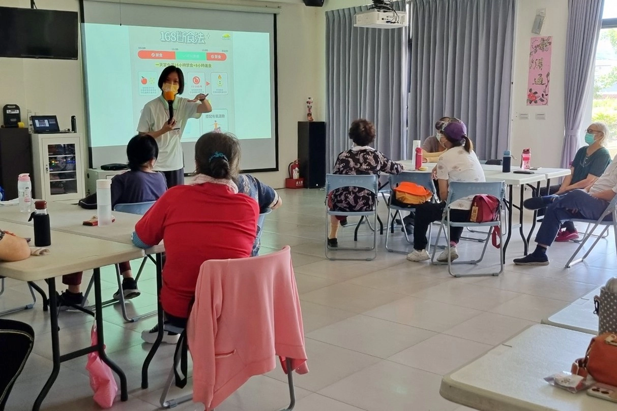 慈濟大學公共衛生學系的實習生,結合社區實作與課堂理論,以四週的時間先實地訪查了解社區據點長輩的需求,進而打造專屬的健康課程。