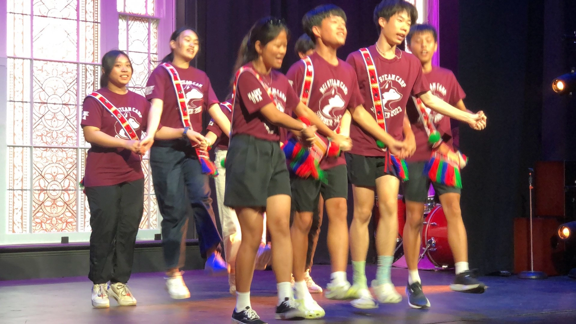 慈中同學於才藝表演時跳原住民舞