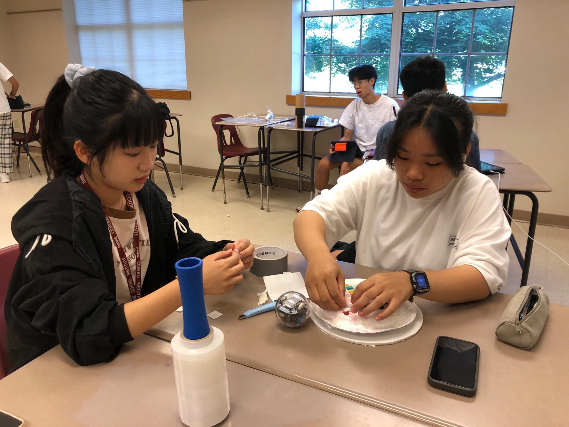 結合環保材料製作由機器人驅動的船