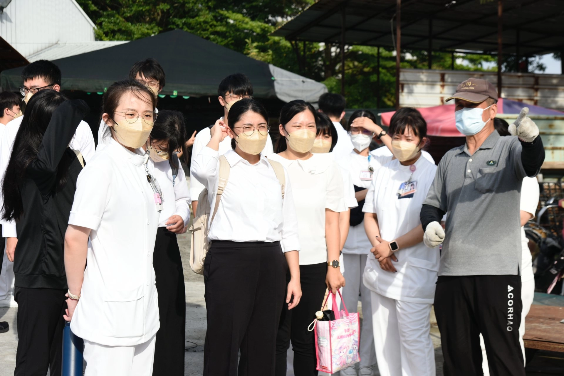 中醫部住院醫師李盈萱(左2) 實際走訪整個環保站,可以發現,其實我們是可以將這些隨手丟棄的垃圾,在源頭就做好分類,也會讓後面整理的志工更順暢。