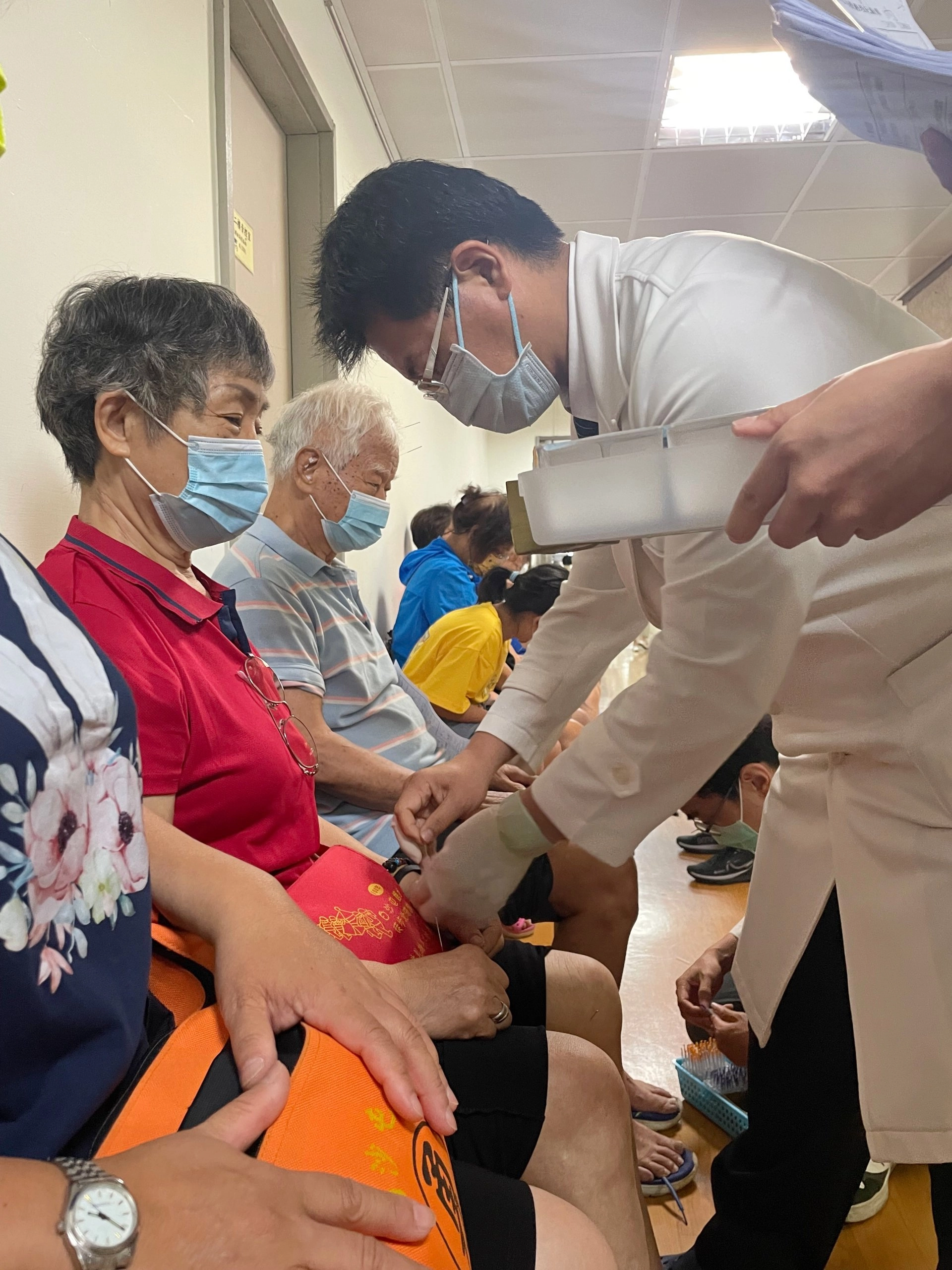 症狀改善許多的蔡女士,週週往返雲林、花蓮兩地,來花蓮慈院治療,由中醫部何宗融副院長為她做針藥合一治療。