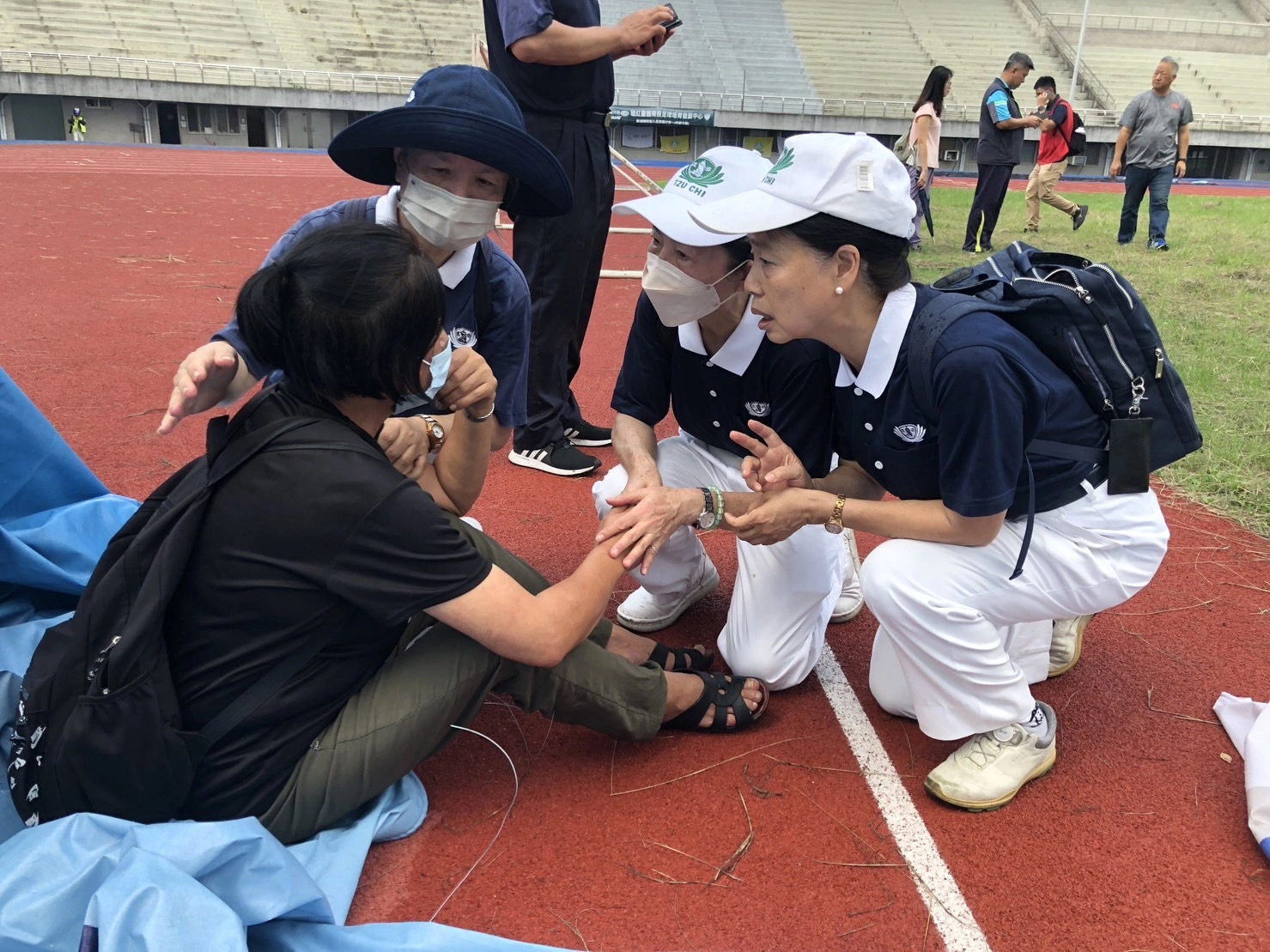 8月6日上午慈濟志工到南投縣立體育館協助空中補運物資整理工作,關心被直升機戴下山進行醫療治療的民眾。(圖為慈濟基金會提供)