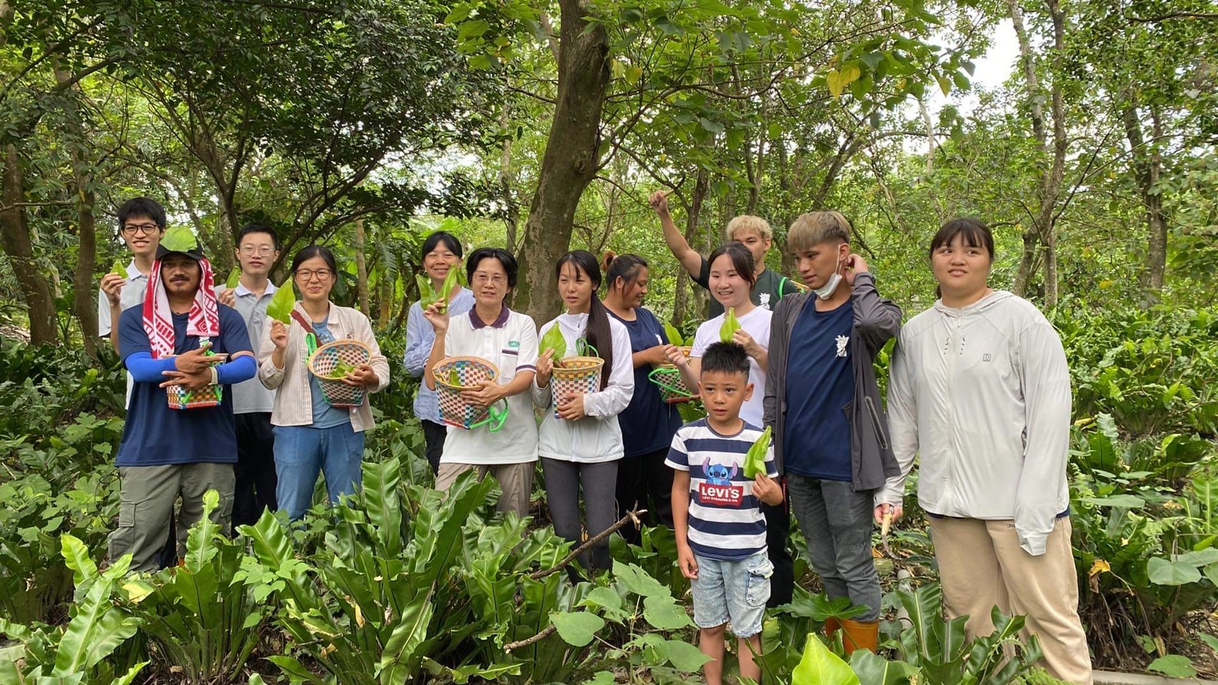 8月4日驗收成果,學員們一大早就在佳民山區走一圈,「這是山蘇,Bird’s nest fern 像鳥巢一樣。」一邊採集需要的食材還要複習老師教的英文。