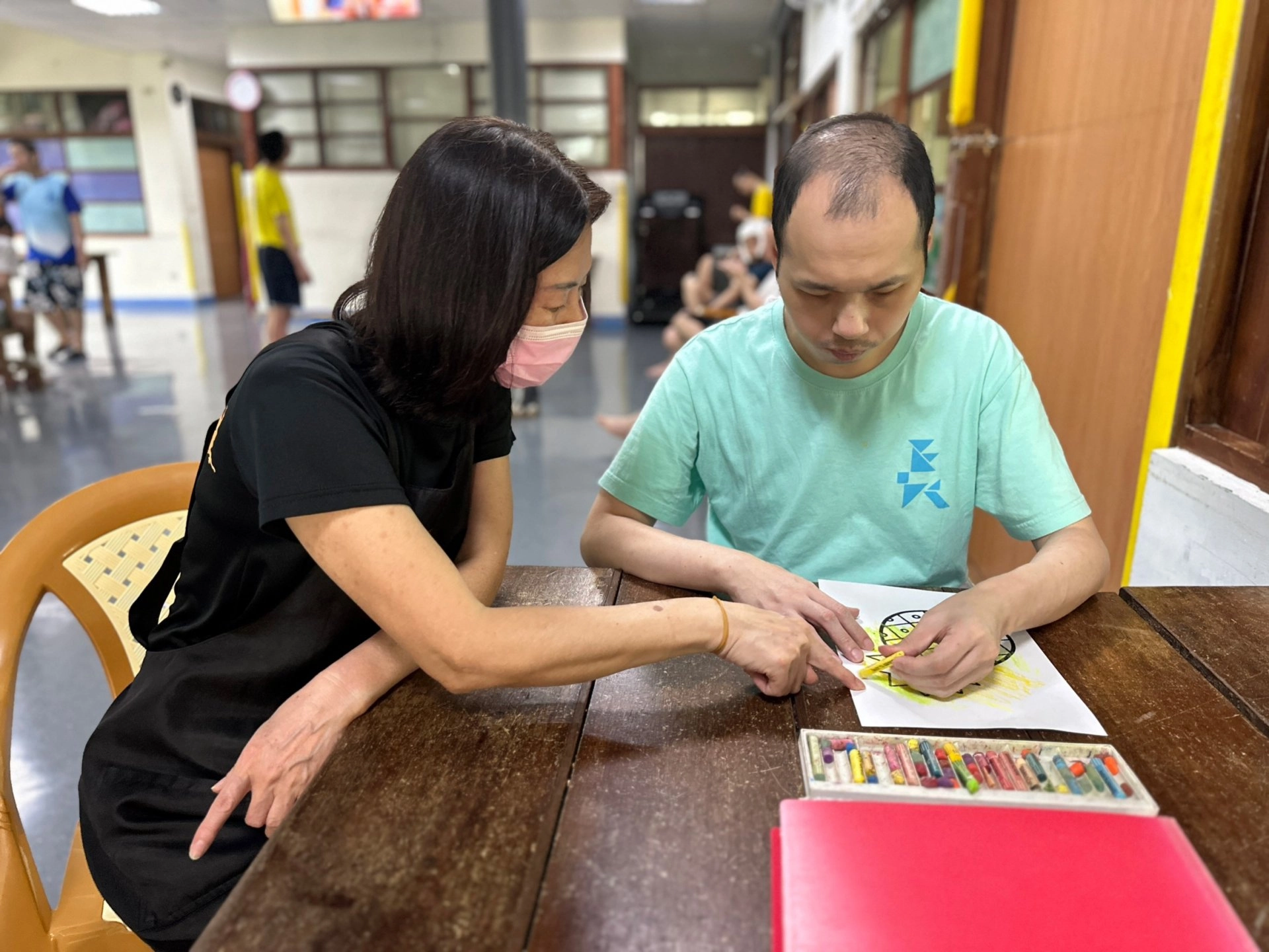 經過2至3年時間,教保老師讓極自閉症的榮貴 ,從只能坐下來畫畫3分鐘 ,進步到現在可以坐上20分鐘。