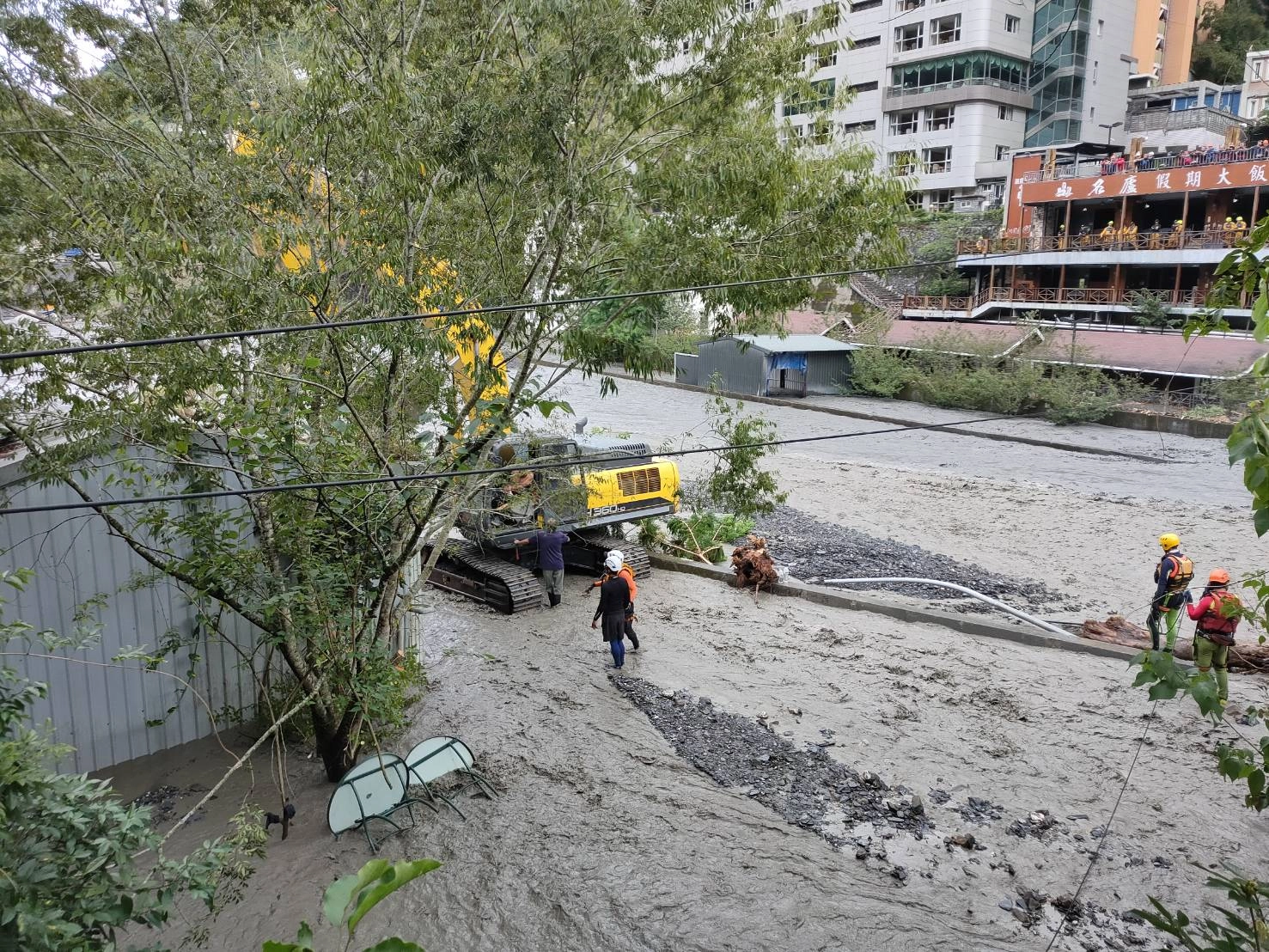 8日撤離行動開始,水位看起來比7日較高,昨日固定撤離點經評估已不適宜後送民眾,已完成更改固定點。 在將救難人員、救生衣運送至對岸後,目前已完成第1位民眾的撤離。