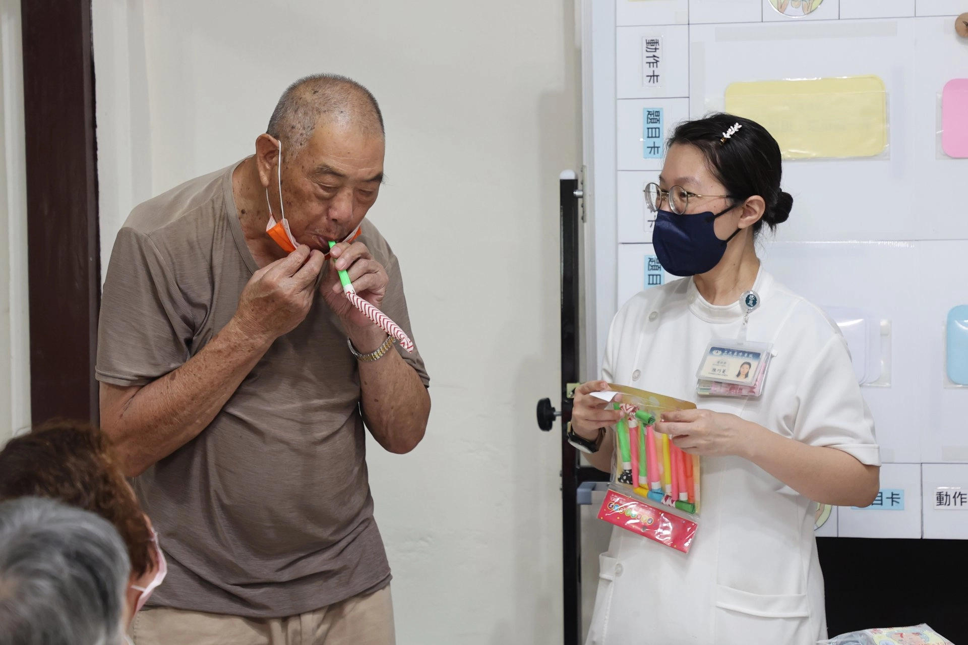 8月8日是父親節,團隊特別準備小禮物「吹龍口哨」給長者,讓他們訓練口腔肌肉與肺活量。
