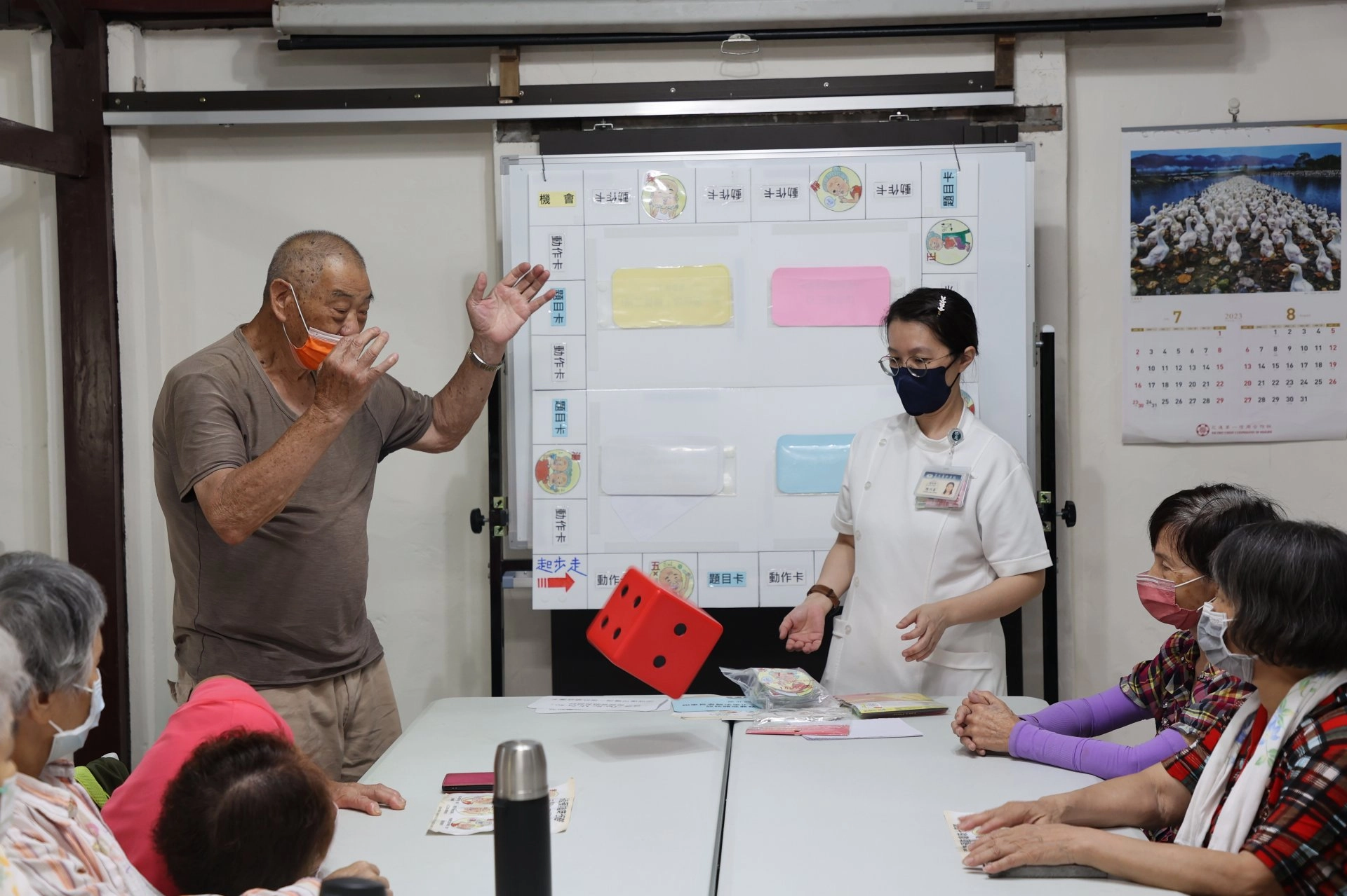 8月8日父親節,花蓮慈院團隊帶著口腔保健桌遊,與花蓮縣後山人文發展協會的社區長者互動。