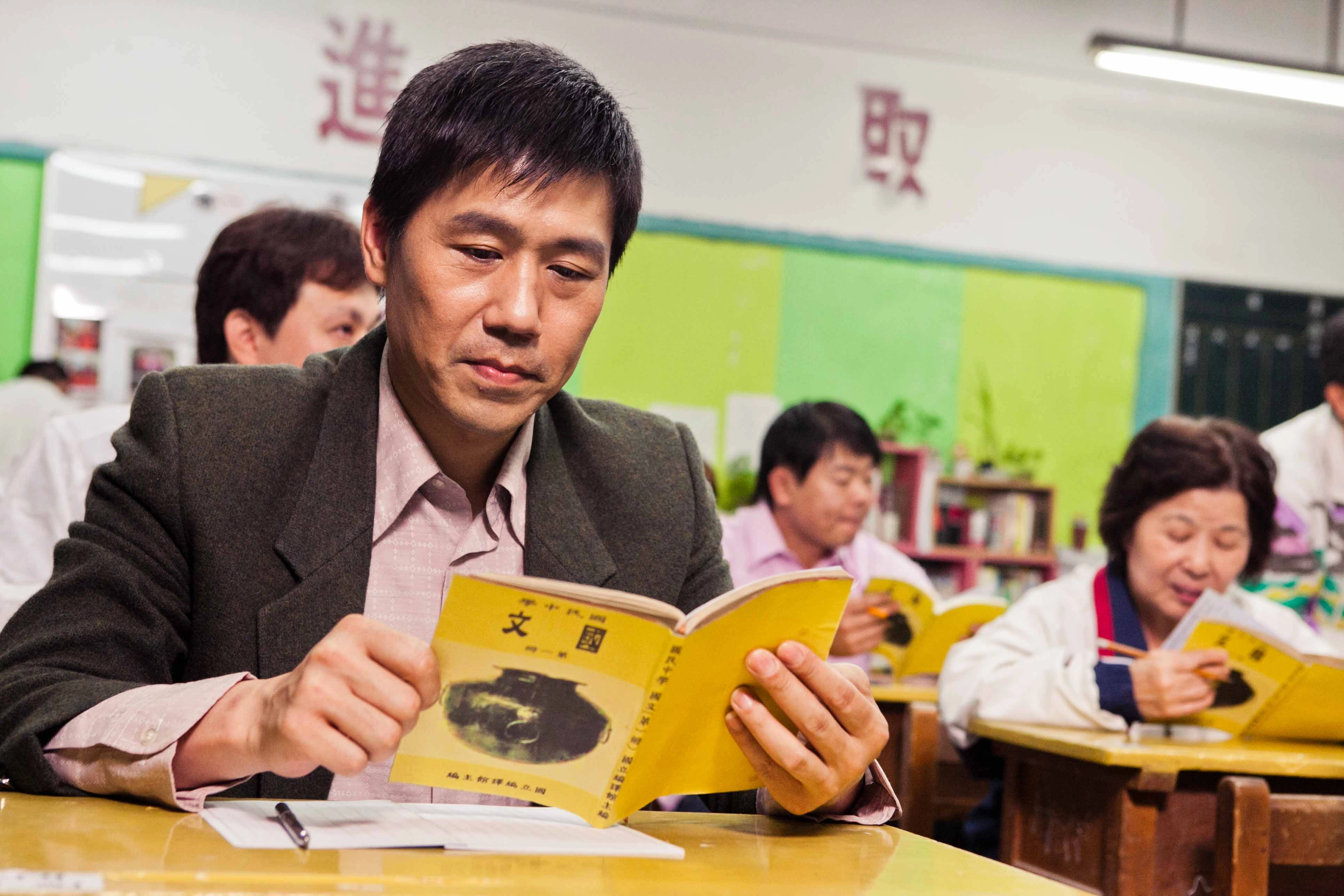 羅時豐在大愛劇《我愛波麗士》劇中學歷不高,但仍充實自己去夜補校上課