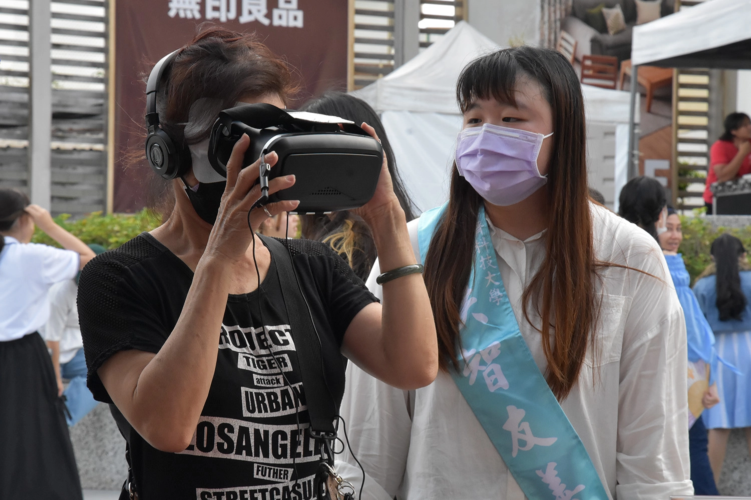民眾嘗試失智症虛擬實境VR體驗。