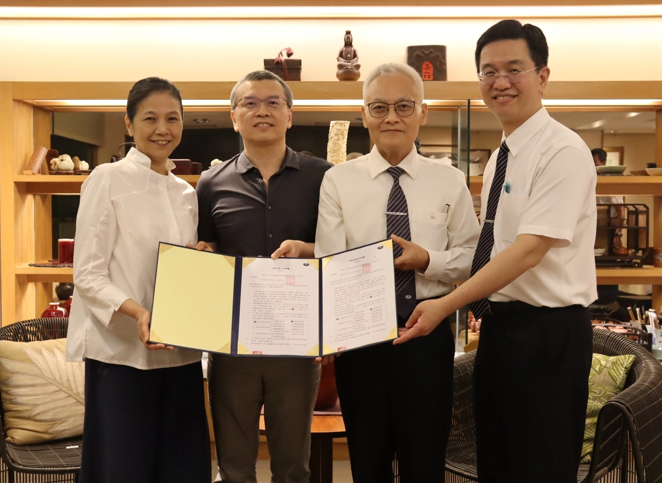 「四海茶莊」創辦人張文銓(左二)與身為資深慈濟志工的妻子施月娥(左一)慧心經營傳遞茶文化,並慈心發願回饋社會。