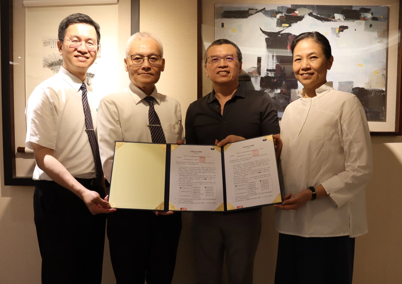除了「四海茶莊」,夫婦倆經營的「逸茶棧有限公司」,以及女兒張舒涵自創茶館「萃釅 AINSI THÉ」,三間公司與慈濟基金會正式簽署企業共善合作計畫。