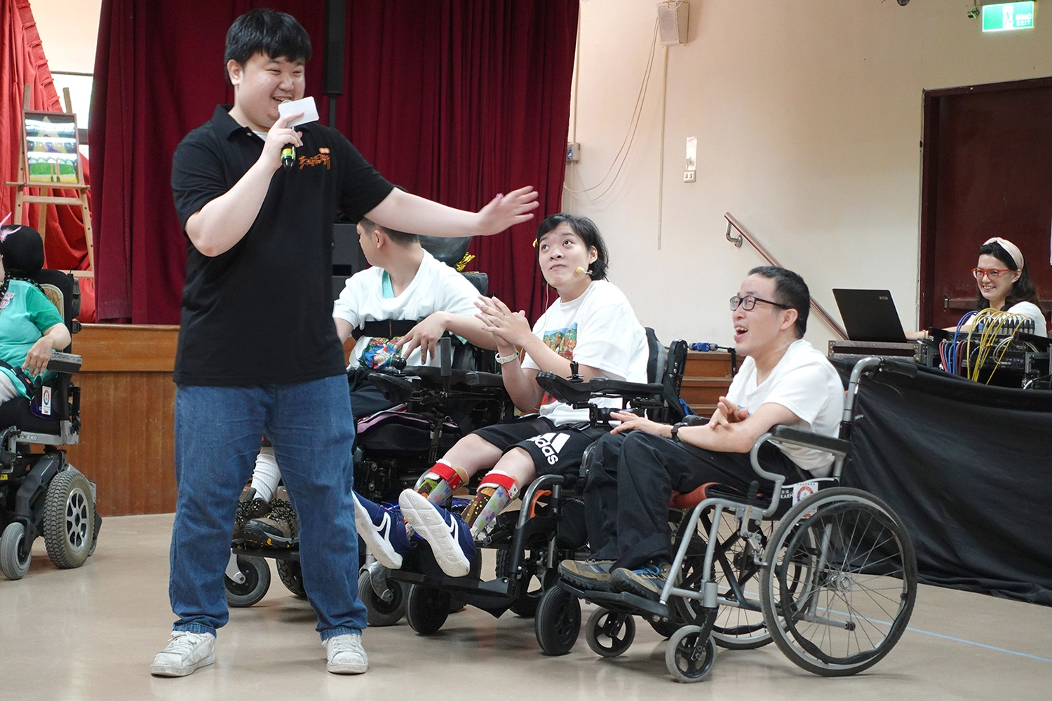伊甸萬芳啟能中心微舞台劇成果展讓社工與服務對象都找到適合的位置跟角色,盡情享受舞台,感受藝術的美好。
