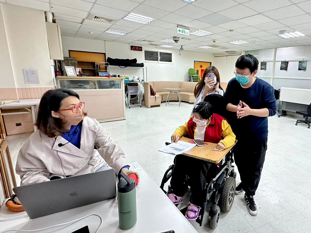 指導伊甸萬芳啟能中心戲劇藝術表演6年的翠絲老師,為障礙者打造客製化的表演教學。