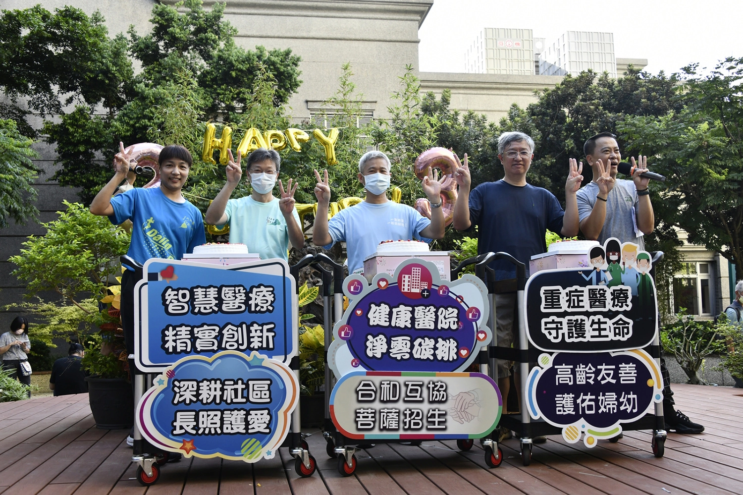 賴俊良副院長(右二)、陳金城副院長(右三)、劉鎮榮主任秘書(左二)。
