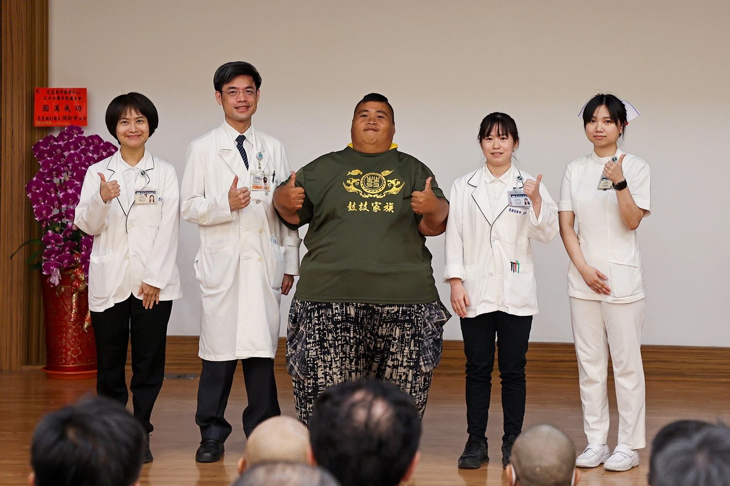 范先生與醫療團隊合影。范先生表示,希望自己的減重故事,能夠激勵更多有相同嚴重肥胖問題的病友,積極面對並解決問題。
