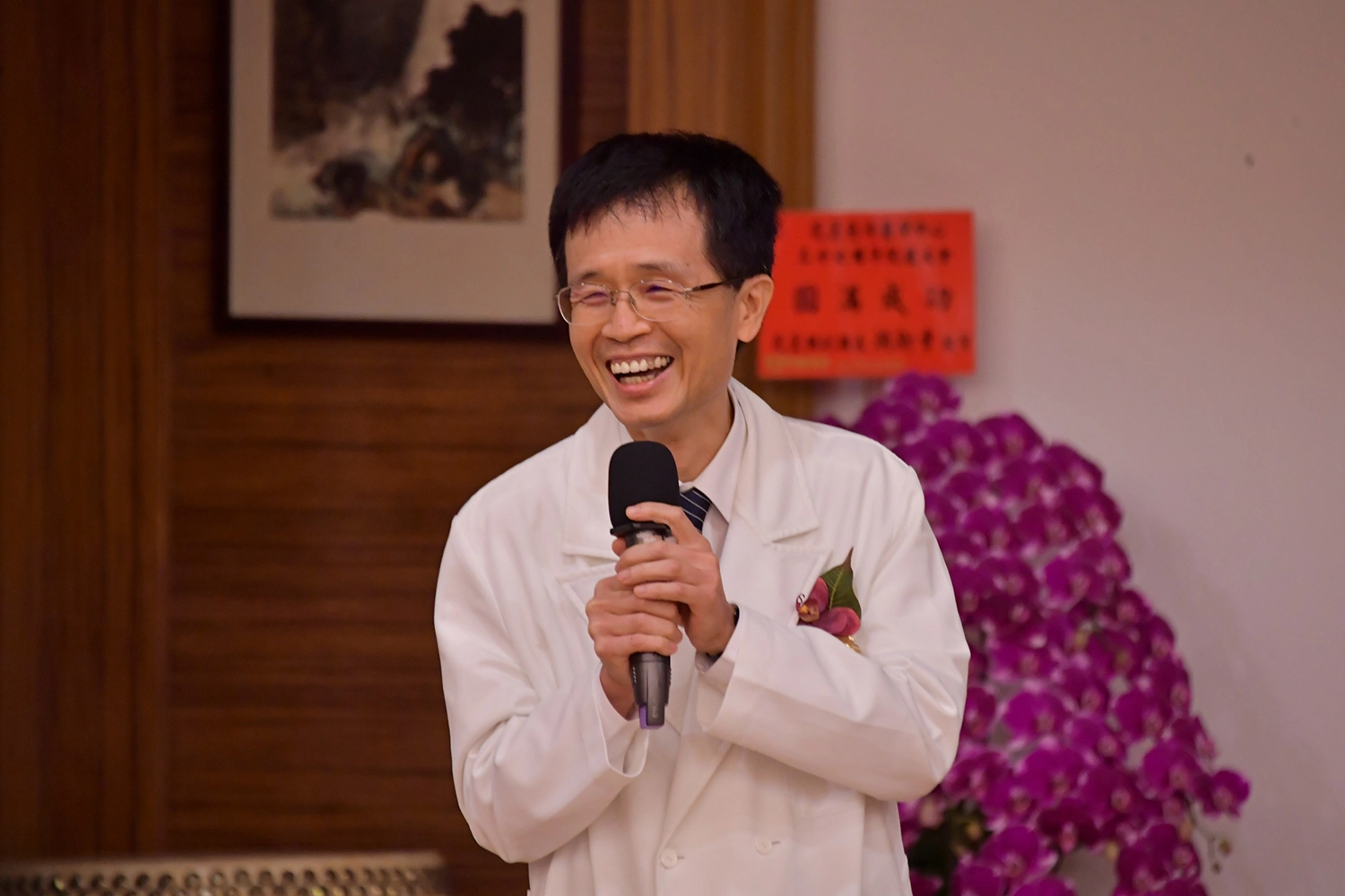 花蓮慈院副院長陳培榕三十年來投入頭頸部癌症治療照護,以一人之力帶起一個科別團隊,全力提升花東偏鄉頭頸癌治療照護品質。