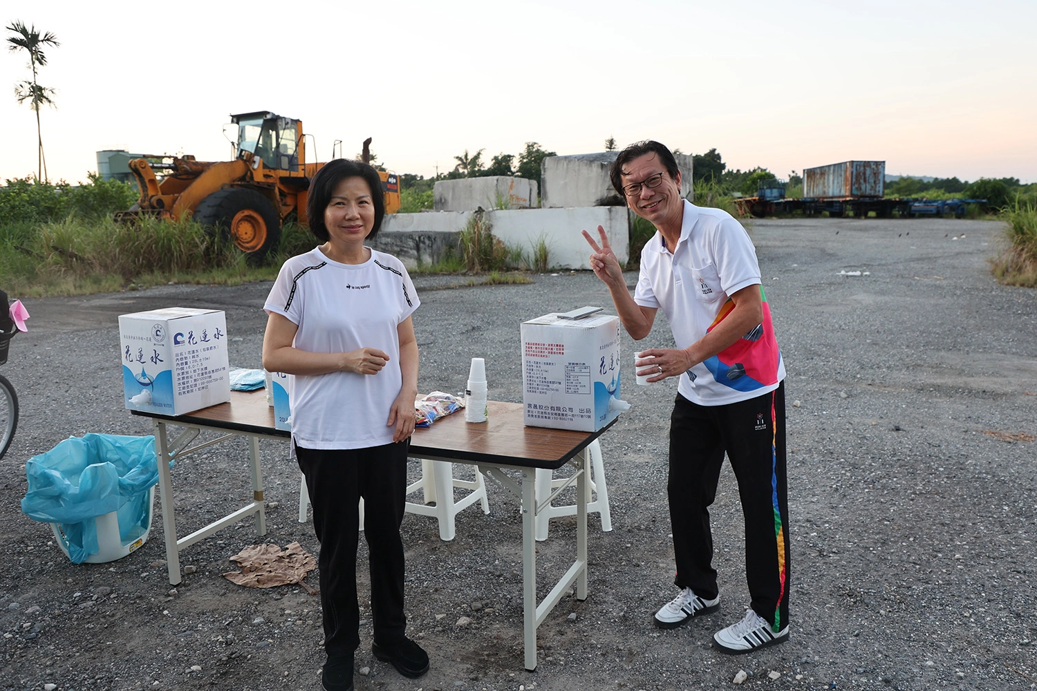 花蓮縣衛生局局長朱家祥(右)與藥學部主任劉采艷(左)賢伉儷,承擔第三站的加水站。
