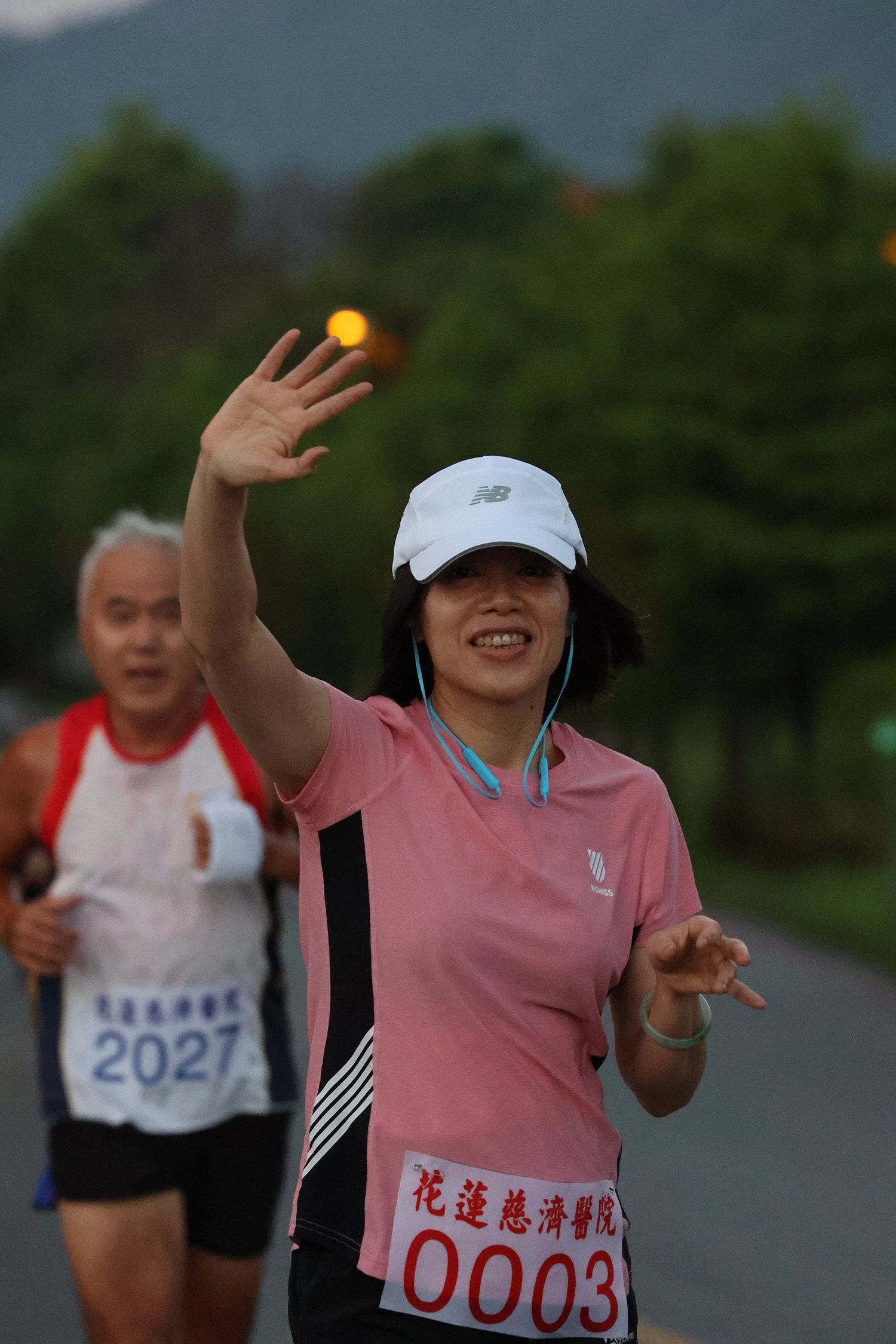 醫院長青女子組第一名則是醫事室專員楊陵湘分享,跑步是她健身的其中一個方法,尤其在醫院裡工作,越會發現健康的重要性,所以平常就會練跑,而醫院的路跑活動更是不會錯過。