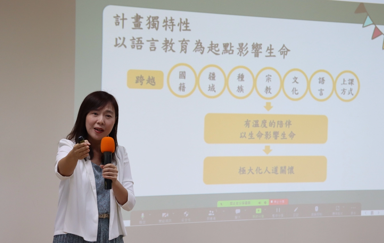敘利亞難民華語文伴學計畫於2023年2月5日展開第一階段培訓課程,由國立臺灣師範大學宋曜廷副校長(上圖)及胡翠君教授(下圖),運用華語文與科技研究中心研發成果,規劃執行華語文師資培訓課程。