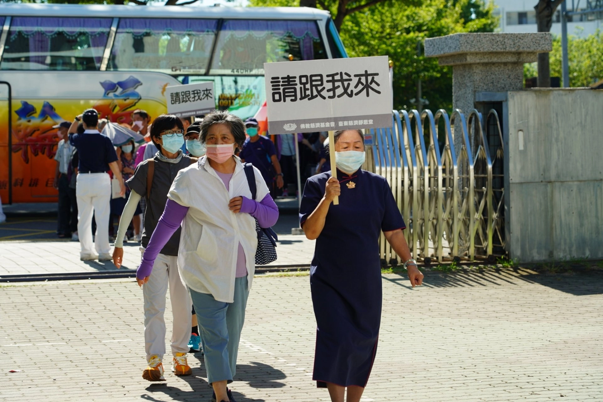 臺東慈濟志工,包了遊覽車有老老少少,有社區、環保志工,還有民眾一同前來參加活動。