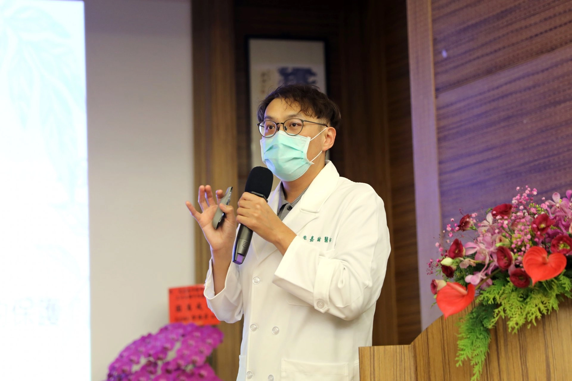 牙科部兒童牙科李嘉諭醫師表示,從孩子第一顆乳牙開始,就要使用含氟1000ppm以上的牙膏,每日二次,用完後不必漱口,並建議照護者應從旁協助或監督到孩子潔牙到七歲大。