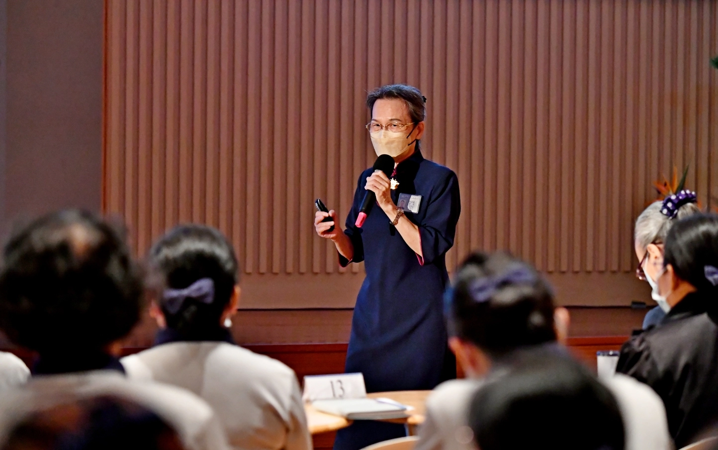慈濟志工李靜淇分享主題「回眸來時路」,訴說證嚴上人草創慈濟的艱辛過程及建立四大志業的點滴歷程。