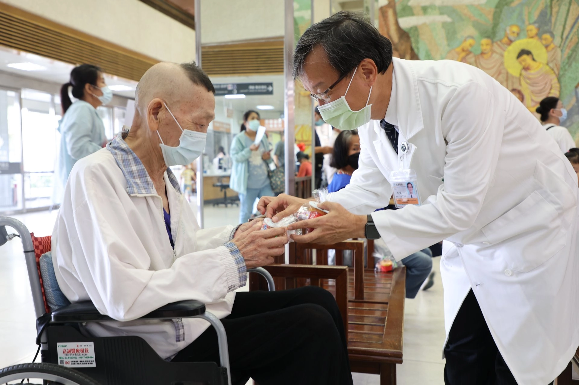 志工室主任顏靜曦也準備了喜氣洋洋的紅蛋,由林欣榮院長、醫務秘書李毅代表,在大廳與病人及家屬分享院慶喜悅。